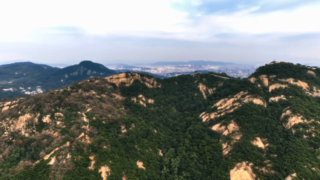 멀리 도시가 보이는 산 풍경