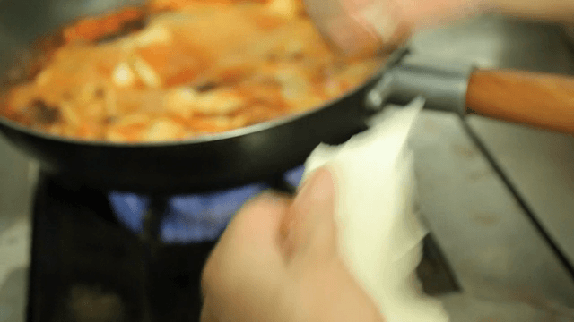 빨간 국물에 반죽을 뜯어 넣는 손