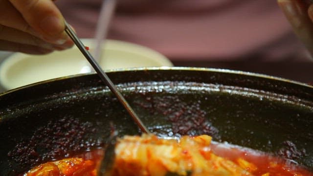 밥과 함께 먹는 매운 코다리찜 한 점