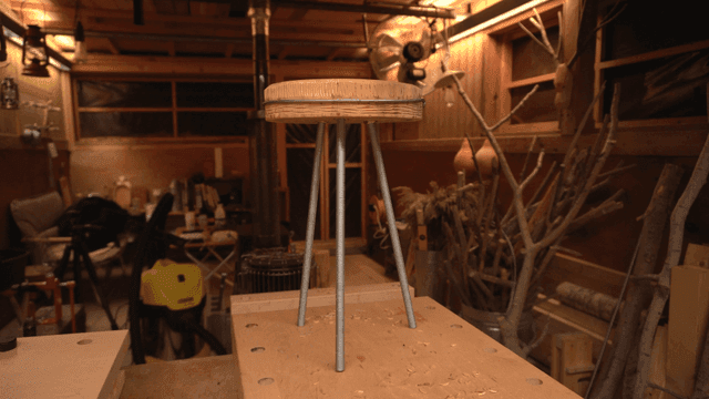 아늑한 작업실의 나무 의자