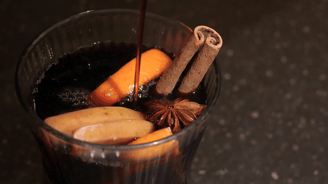 Vin chaud with fruit and cinnamon
