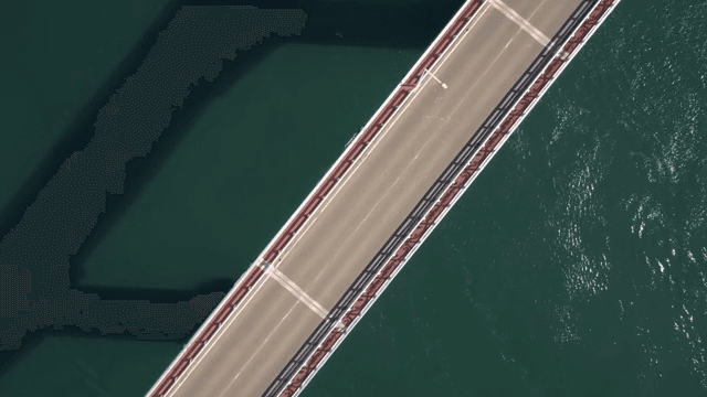 강 위의 다리를 건너는 자동차들