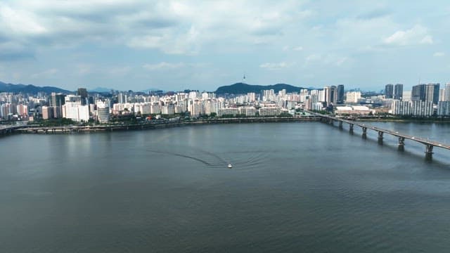 고요한 강이 흐르는 광활한 도시 풍경