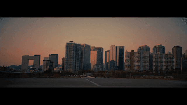 해질녘 고층 건물이 있는 도시 스카이라인