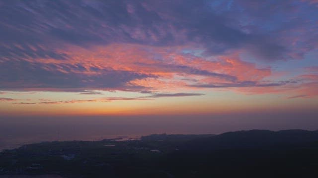 해안 풍경 위의 화려한 일몰