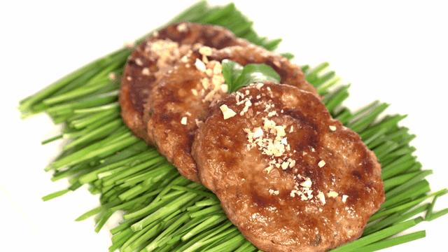 Tteokgalbi sprinkled with nuts