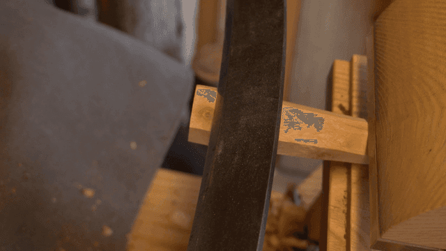 드로우 나이프로 섬세하게 조각되는 나뭇가지