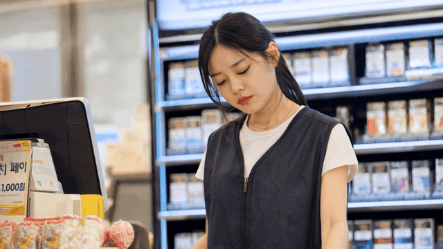 편의점 가게 카운터의 계산원