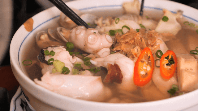 Nourishing seafood rice noodles with octopus and clams