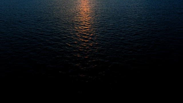 짙푸른 바다를 붉게 물들이는 해돋이