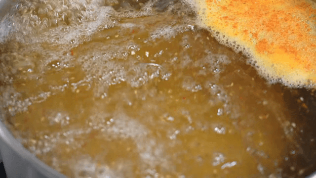 향신료가 들어간 국물이 끓는 모습