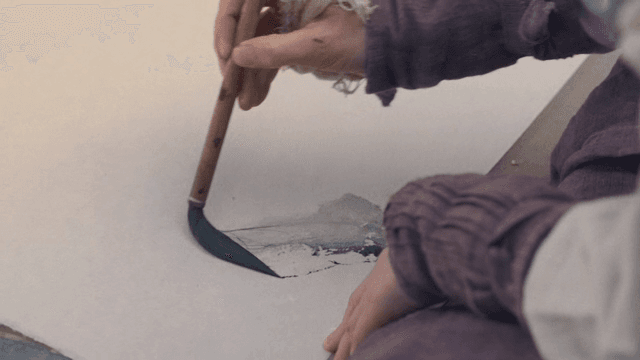 전통 붓으로 그림을 그리는 사람