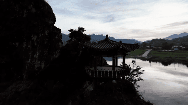 고요한 호숫가의 전통 정자