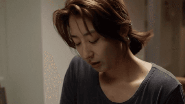 집에서 짜증난 표정의 여성