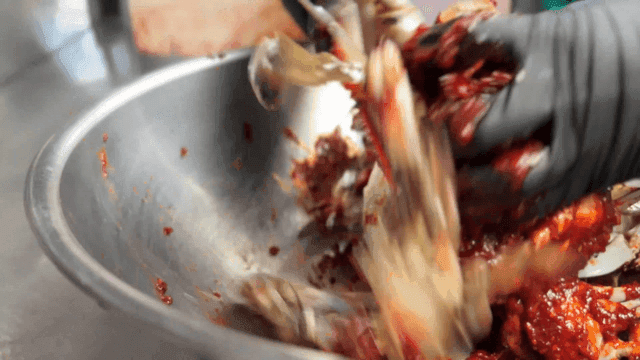 금속 그릇에 버무려지는 양념게장