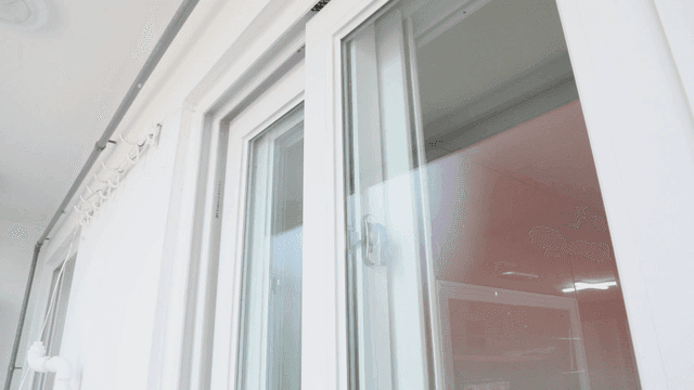 창문이 있는 밝은 실내