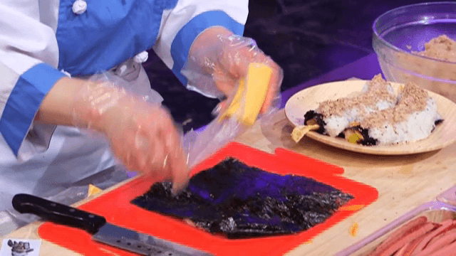 다양한 재료를 넣어 김밥을 만드는 과정