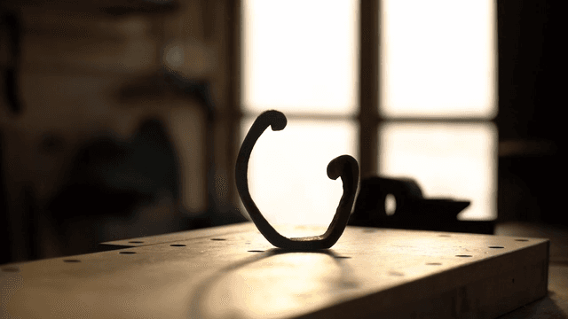 아늑한 작업장에 반원 모양 조각품