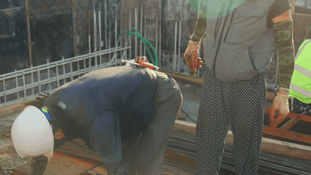 철근을 다루는 건설 노동자들