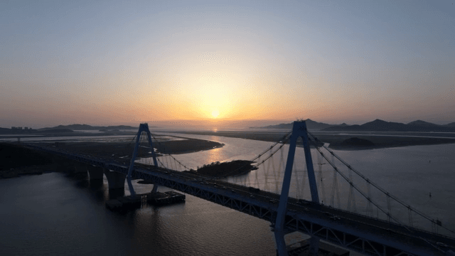 해질녘 바다 위의 다리