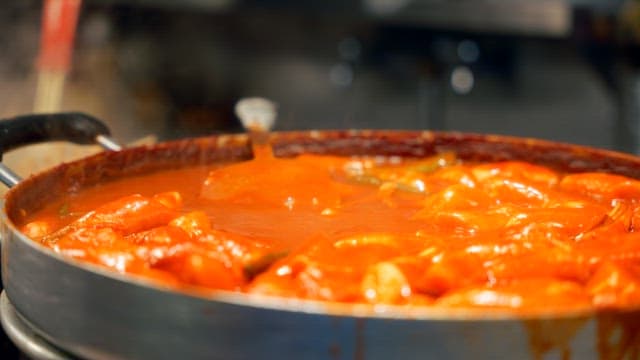 큰 팬에서 끓고 있는 떡볶이