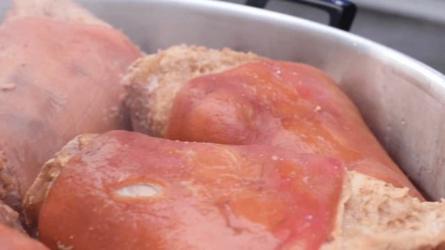 냄비에서 삶아지는 족발