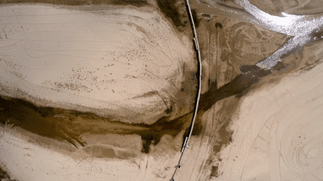 모래 강바닥 위의 목조 다리