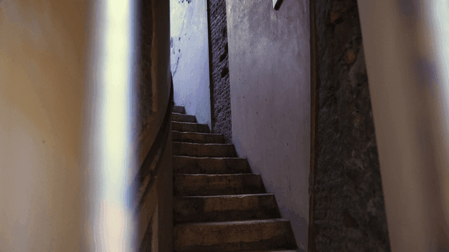 오래된 건물의 좁은 계단