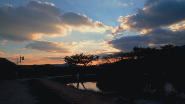 아름다운 시골의 저녁노을과 잔잔한 연못
