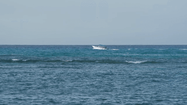 바다를 가로지르는 보트