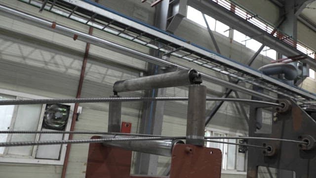 기계가 있는 공장 내부