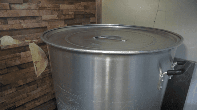 스토브 위에 놓인 김이 나는 큰 냄비