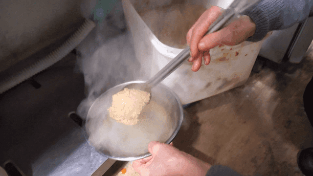 주방에서 된장 준비하는 모습