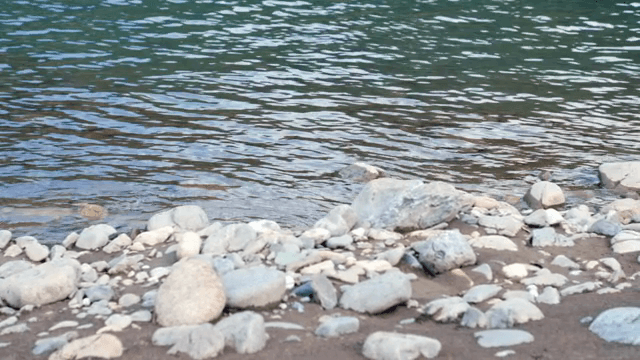 부드럽게 흐르는 물과 바위 강변