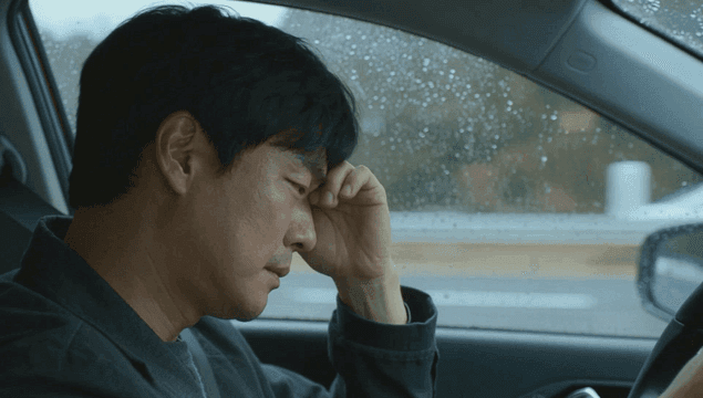 비 오는 날 피곤한 남성의 운전