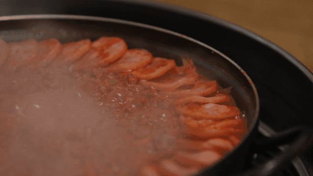 냄비에서 끓고 있는 부대찌개