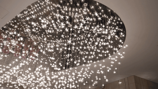 별 모양 조명이 있는 실내 천장