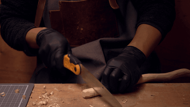 작은 톱으로 나무를 깎는 사람