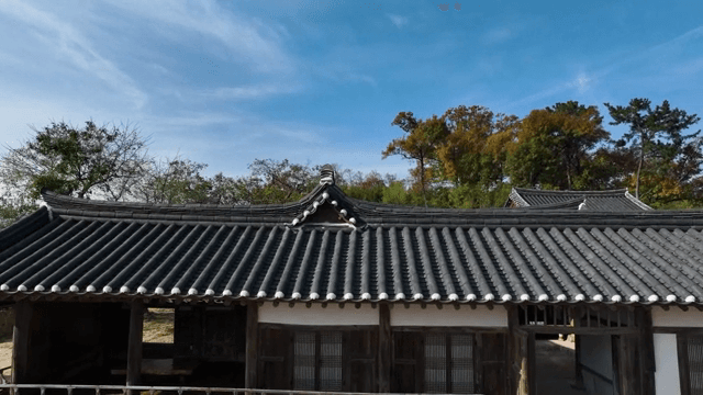 전통 한옥과 경치 좋은 풍경