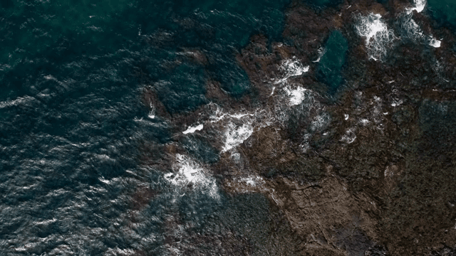 파도가 바위 해안에 부딪히는 모습