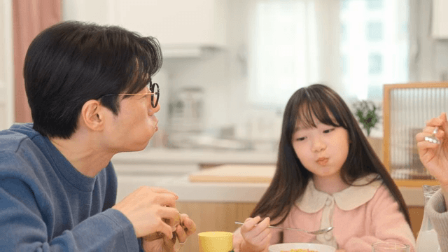 가족이 함께 집에서 식사하는 모습