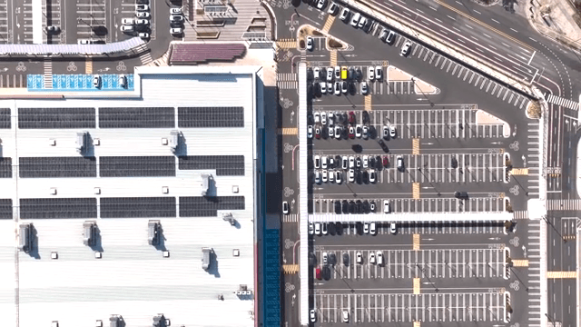 주차장과 건물의 항공 뷰