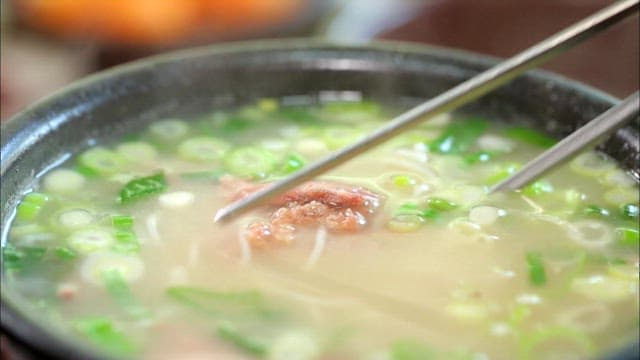 김이 모락모락 나는 뜨끈한 설렁탕