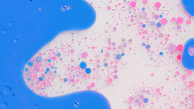 혼합 액체 속 다채로운 버블들