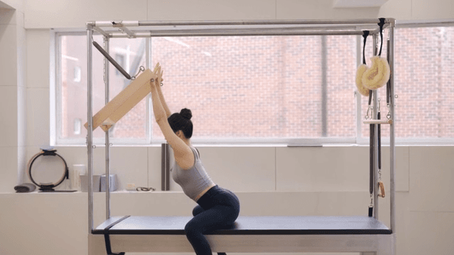 캐딜락에서 운동하는 여성