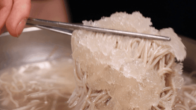 차가운 메밀 물막국수를 집은 젓가락