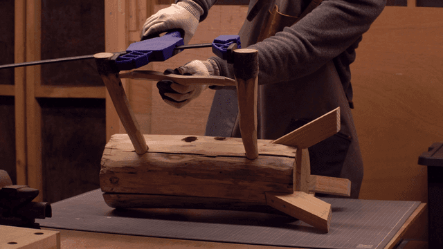 작업장에서 도구를 사용한 목공