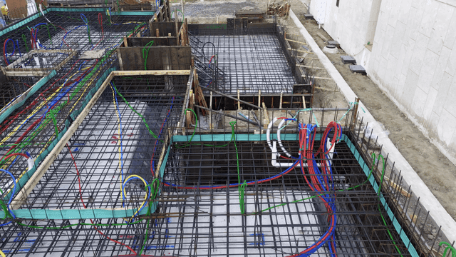 다양한 색상의 케이블이 있는 건설 현장
