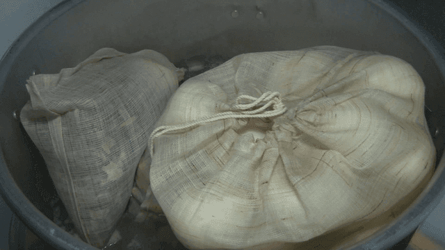 큰 냄비에 재료 주머니가 들어있는 장면