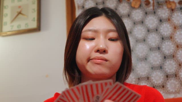 실내에서 카드 놀이하는 여성